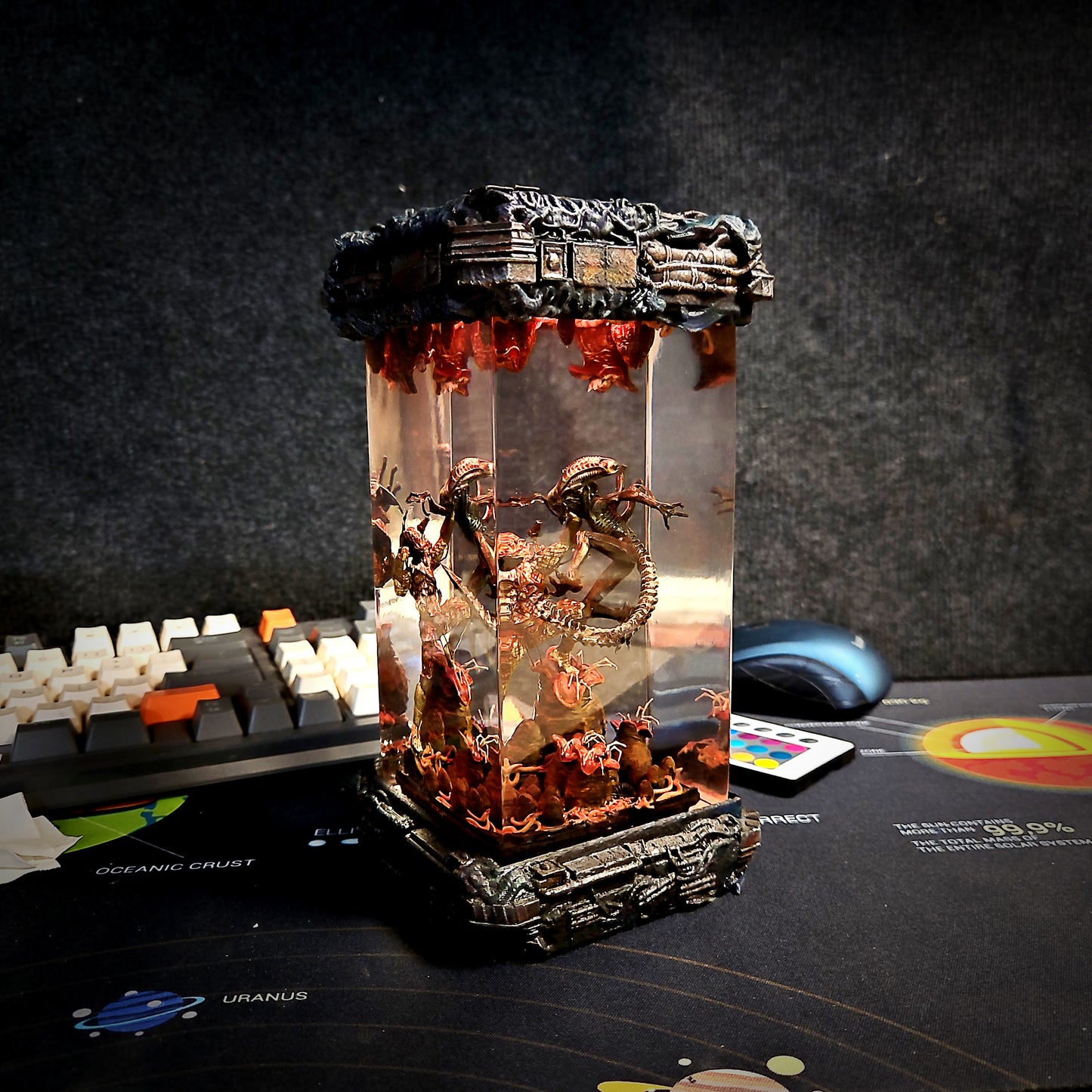 Xenomorph vs Predator resin lamp