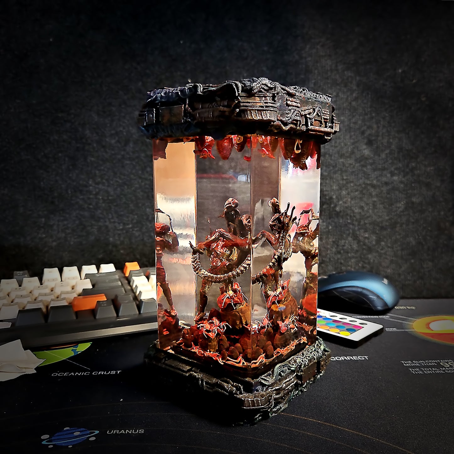 Xenomorph vs Predator resin lamp