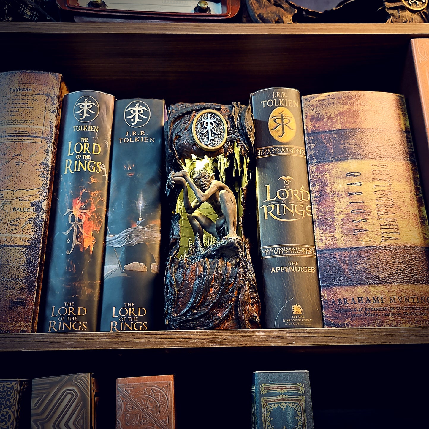 LOTR Book Nook – Handmade Diorama ( Golum )