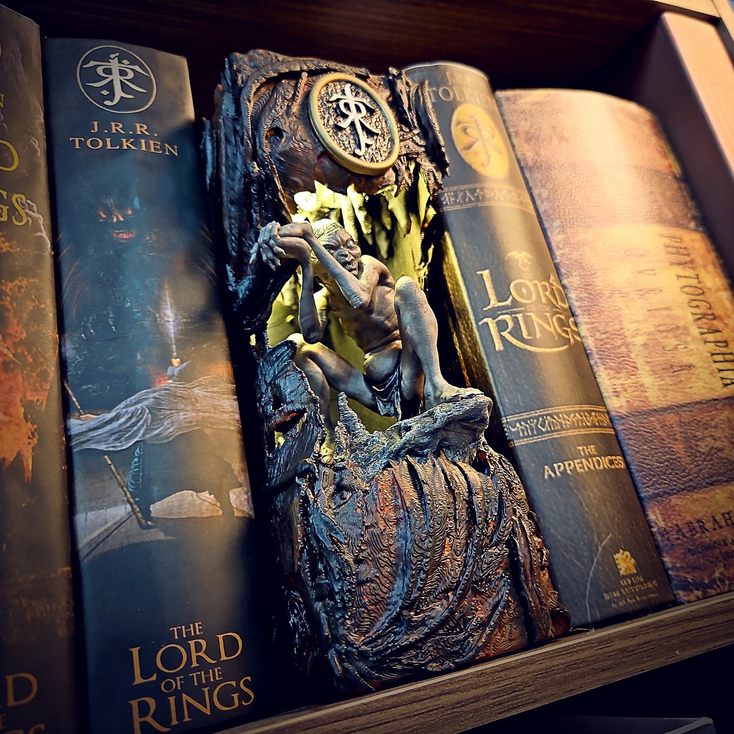 LOTR Book Nook – Handmade Diorama ( Golum )