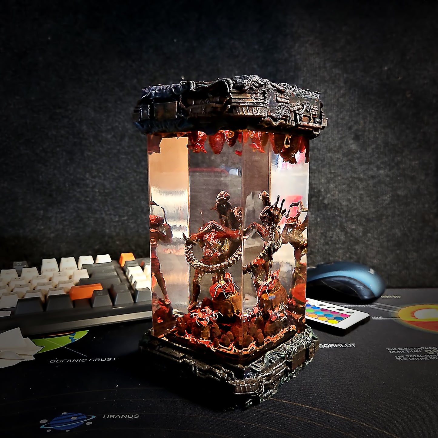 Xenomorph vs Predator resin lamp