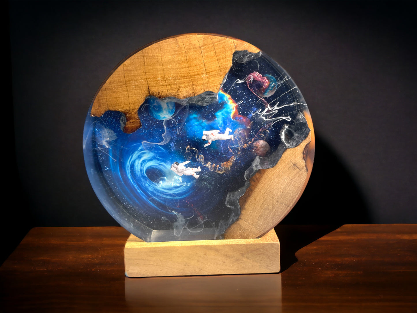 Astronaut - Epoxy Resin Lamp